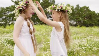 女孩穿花花环有趣的盛开的草地夏天一天快乐女孩少年玩花花环夏天场农村